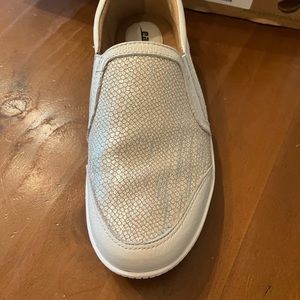 Earth “Currant” Woman’s slip on shoe. Light silver printed suede. Size 8.